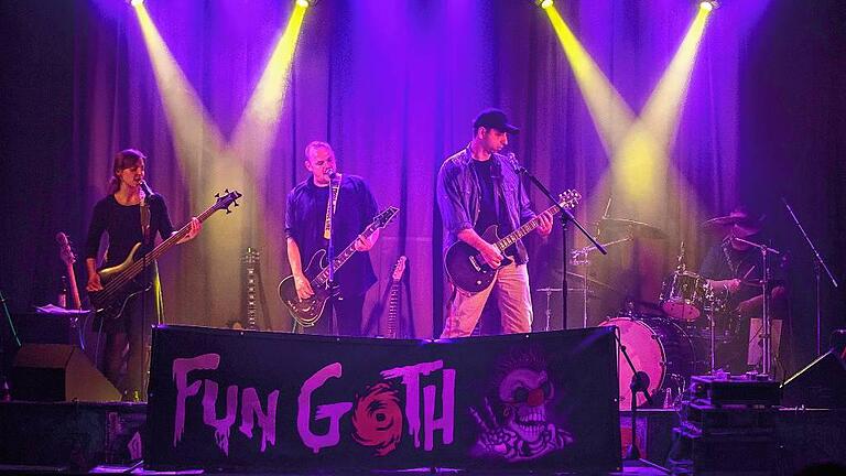 Die Sylbacher Newcomerband &bdquo;Fun Goth&ldquo; mit Sn (Bass, Gesang), Frontsänger Klausi, Achim (Gitarre) und Schlagzeuger Kittl (von links) spielen seit 2014 eigene, von sozialkritische bis völlig sinnbefreite Texte.
