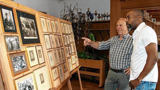 „Guck, der Herberger, der Max Morlock und da ist der Max Schmeling“: Stammgast Günther Rausch und Wirt Frank Summers sind begeistert von der Ausstellung mit Bildern und Original-Unterschriften des Leipziger Kupferstechers Eugen Schmidt. „Guck, der Herberger, der Max Morlock und da ist der Max Schmeling“: Stammgast Günther Rausch und Wirt Frank Summers sind begeistert von der Ausstellung mit Bildern und Original-Unterschriften des Leipziger Kupferstechers Eugen Schmidt.