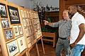 &bdquo;Guck, der Herberger, der Max Morlock und da ist der Max Schmeling&ldquo;: Stammgast Günther Rausch und Wirt Frank Summers sind begeistert von der Ausstellung mit Bildern und Original-Unterschriften des Leipziger Kupferstechers Eugen Schmidt.