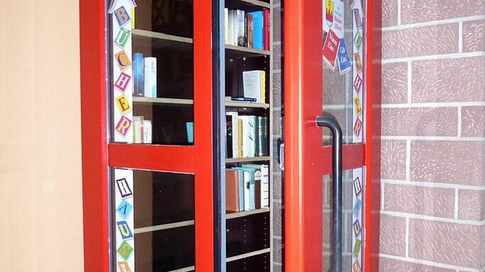 Die neue &bdquo;Bücherzelle&rdquo; in Rothenfels wird gut angenommen.