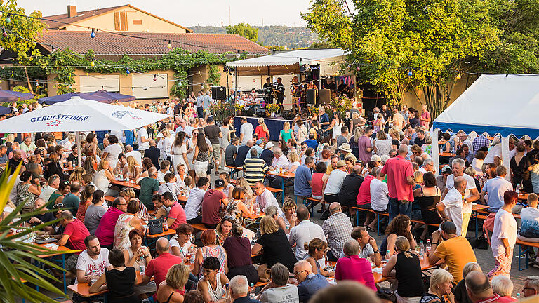 Am Pfaffenberg wird für die Weinparty des Bürgerspitals eine Bocksbeutel-Lounge, Sommerbar, Tanzfläche, Strohballen-Lounge und Live-Musik angeboten.