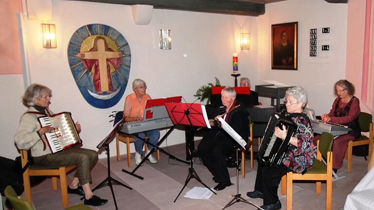 Die sechsköpfige Musikgruppe „Crazy Ladies“ aus Ebern war für die musikalische Ausgestaltung des Frauengottesdienstes zuständig, begleitete die gemeinsam gesungenen Lieder und scheute sich auch nicht, mit einem erfrischenden Tango das Gotteshaus mit ungewohnten Klängen zu erfüllen. Die sechsköpfige Musikgruppe „Crazy Ladies“ aus Ebern war für die musikalische Ausgestaltung des Frauengottesdienstes zuständig, begleitete die gemeinsam gesungenen Lieder und scheute sich auch nicht, mit einem erfrischenden Tango das Gotteshaus mit ungewohnten Klängen zu erfüllen.