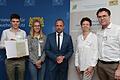 Der landwirtschaftliche Familienbetrieb Ritter aus Ostheim wurde mit der Auszeichnung 'Region.Tradition.Innovation' des Bayerischen Umwelt- und Verbraucherschutzministeriums gewürdigt. Im Bild Tim und Tina Ritter (von links) sowie Martin und Inge Ritter (von rechts) mit Minister Thorsten Glauber.
