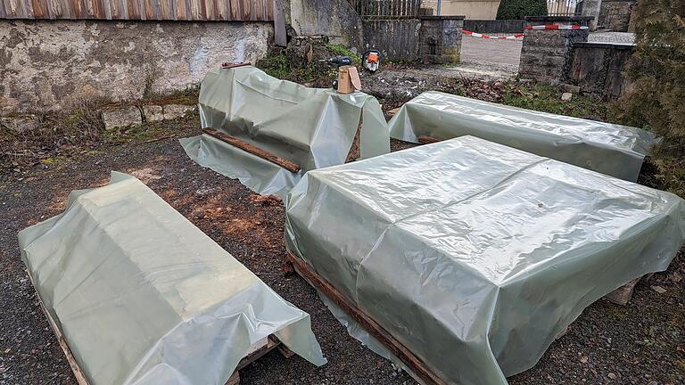 Am Montag sind die ausgebauten Teile der Innenausstattung des Hauses mit Planen abgedeckt worden.