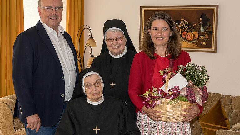 Landrätin Sabine Sitter und stellvertretender Bürgermeister Werner Herrbach gratulierten Schwester Agnes Müller (vorne) zu diesem besonderen Jubiläum, gemeinsam mit Oberin Schwester Renate Wolf.