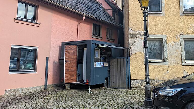 Zwischen zwei Wohnhäusern am Hafenmarkt steht der Imbisswagen Tabib Burger derzeit.       -  Zwischen zwei Wohnhäusern am Hafenmarkt steht der Imbisswagen Tabib Burger derzeit.