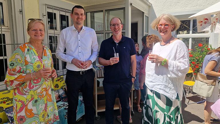 v.l.: Bürgermeisterin Anette Schmidt, Jonathan Schmidt (Kommunalberater EnBW), Michael Karle (Hauptamtsleiter der Stadt) und Angelika Benz (Leiterin der Mediothek) gönnen sich einen alkoholfreien Sunrise-Cocktail zum Leseclub-Start.