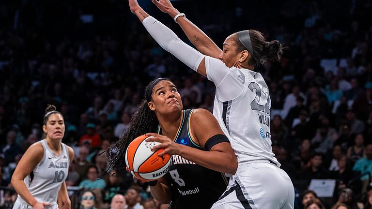 New York Liberty - Las Vegas Aces       -  Nyara Sabally (M.) feierte mit New York den Sieg im ersten Halbfinale.