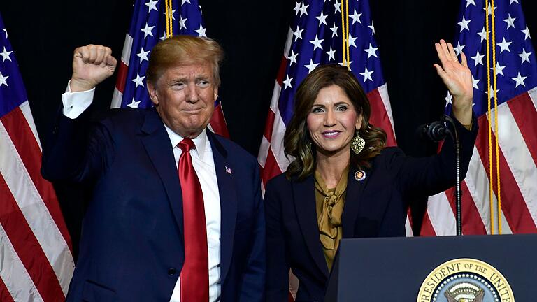 Kristi Noem und Donald Trump       -  Kristi Noem ist für das Amt der Heimatschutzministerin vorgesehen.