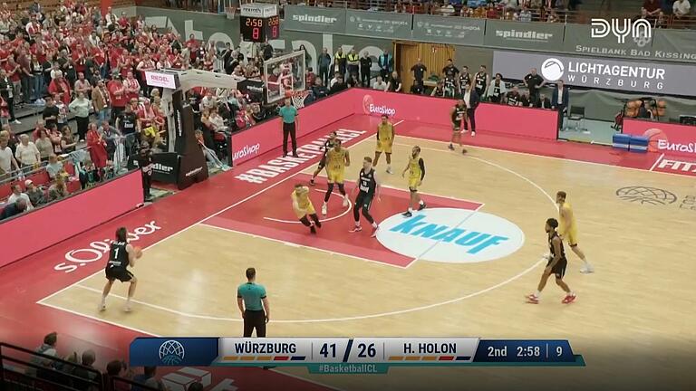 Zac Seljaas hat den Ball in der Ecke des Feldes und der nächste Verteidiger ist noch innerhalb der rot gefärbten Zone. Ein perfekt gespielter Angriff der Würzburg Baskets. Zac Seljaas hat den Ball in der Ecke des Feldes und der nächste Verteidiger ist noch innerhalb der rot gefärbten Zone. Ein perfekt gespielter Angriff der Würzburg Baskets.
