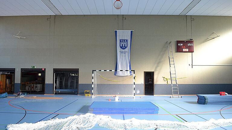 Ein blauer statt grüner Boden erwartet die Sportler in der renovierten Ballspielhalle der Turngemeinde Kitzingen in der Kaltensondheimer Straße. Ein blauer statt grüner Boden erwartet die Sportler in der renovierten Ballspielhalle der Turngemeinde Kitzingen in der Kaltensondheimer Straße.