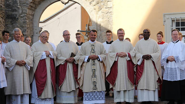 Gemeinsam mit Pfarrer Tobias Fuchs (Bildmitte) feierten dessen Amtseinführung (von links) Rainer Boivin, Erich Büttner, Dekan Helmut Rügamer, Dekan Jürgen Vorndran und Frederic Fungula. Foto: Traudl Baumeister