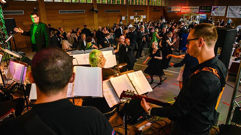 20. Maiglöckchenball in Hettstadt mit beschwingter Tanzmusik Showeinlagen und Tanzvorführungen.