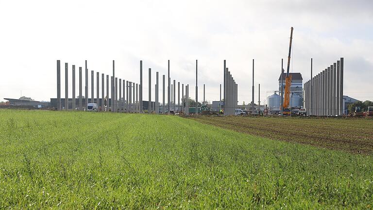 Die aufgerichteten Betonpfeiler lassen die Dimension des im Bau befindlichen Logistik- und Dienstleistungszentrums der Firma Schäflein am Ortsrand von Gerolzhofen, in Richtung Mönchstockheim, gut erkennen.