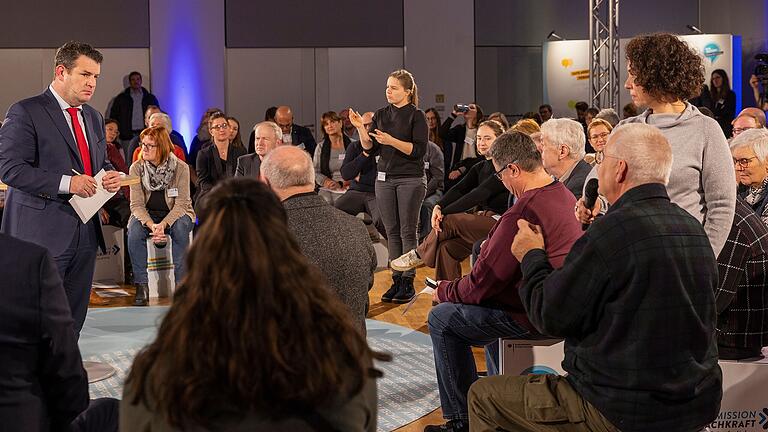 Beim Zukunftsdialog mit Bundesminister Hubertus Heil hatten Bürgerinnen und Bürger in Schweinfurt die Chance, dem Minister ihre aktuellen Sorgen mitzuteilen.&nbsp;