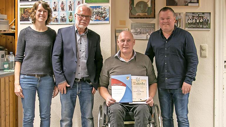 NBMB-Mitglied Dominik Sitter (rechts) ehrte Bernhard Schlereth, links 2. Vorsitzende Celia Reuter und Vorsitzender Hubert Schneider.       -  NBMB-Mitglied Dominik Sitter (rechts) ehrte Bernhard Schlereth, links 2. Vorsitzende Celia Reuter und Vorsitzender Hubert Schneider.