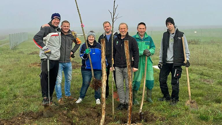 An einem nebligen Novembertag wurden in Höchheim die ersten Solitärbäume gepflanzt.Das Projekt findet eine beachtliche Resonanz, und mittlerweile stehen knapp 2000 Bäume in nahezu allen Gemeinden des Rhön-Grabfeld-Kreises. An einem nebligen Novembertag wurden in Höchheim die ersten Solitärbäume gepflanzt.Das Projekt findet eine beachtliche Resonanz, und mittlerweile stehen knapp 2000 Bäume in nahezu allen Gemeinden des Rhön-Grabfeld-Kreises.