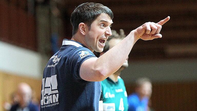 Jens Bürkle übernimmt in Balingen       -  Jens Bürkle, von 2012 bis 2015 Trainer des Handball-Zweitligisten DJK Rimpar Wölfe, übernimmt ab sofort den HBW Balingen-Weilstetten. Das gab der Verein am Dienstag bekannt. Der bisherige Coach Runar Sigtryggsson, der ohnehin seinen Abschied zum Rundenende angekündigt hatte, wurde beurlaubt. Nach zehn Spieltagen rangieren die Schwaben in der zweiten Handball-Bundesliga zwar in der erweiterten Spitzengruppe (15:5 Punkte), liegen aber bereits fünf Zähler hinter dem Spitzenreiter Bergischer HC, der zuletzt die Rimparer Wölfe mit 25:24 besiegt hatte. &bdquo;Wir haben uns mehr erwartet. Nach drei Siegen in Serie haben wir gehofft, dass wir gegen Hamm einen Trend hinkriegen&ldquo;, wird HBW-Geschäftsführer Wolfgang Strobel im &bdquo;Zollern-Alb-Kurier&ldquo; zitiert. Stattdessen folgte nach Coburg (35:25) und Dessau (28:28) der nächste Rückschlag bei der 28:39-Pleite am vergangenen Wochenende gegen Hamm-Westfalen. Bürkle stand von 2005 bis 2012 als Kreisläufer für den HBW auf dem Parkett, bevor er die DJK Rimpar Wölfe und im Anschluss den Bundesligisten TSV Hannover-Burgdorf übernahm. Bei den Niedersachsen musste der 37-Jährige nach 14 Niederlagen und zwei Unentschieden im Jahr 2017 am Saisonende gehen. Am 10. November wird er nun mit seinem neuen Team zurück an seine alte Wirkungsstädte kehren. Dann empfangen die Wölfe um 20 Uhr Balingen in der s.Oliver Arena.