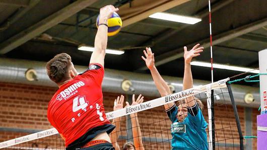 Volleyballer       -  Überragend: Mircea Peta und der VC Eltmann stehen nach drei nahezu makellosen Siegen an der Tabellenspitze der 2. Volleyball-Bundesliga Süd. Am Samstagabend bekommen es die Oshino Volleys nun mit der FT Freiburg zu tun.