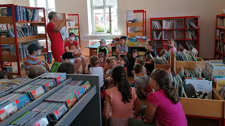 Veranstaltung zur Leseförderung: Die Klasse 1 b der Grundschule beim Büchereibesuch in Hofheim.