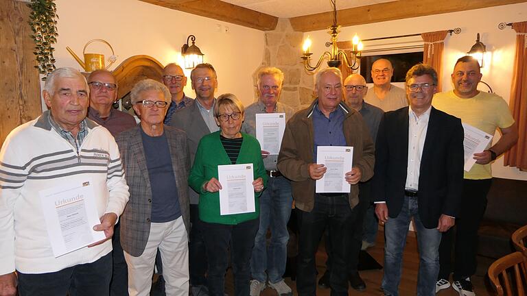 Die Vorstandsmitglieder der Teilnehmergemeinschaft Hummelmarter setzten sich für die Entwicklung ihres Dorfes ein und erhielten dafür eine Auszeichnung. Die Vorstandsmitglieder der Teilnehmergemeinschaft Hummelmarter setzten sich für die Entwicklung ihres Dorfes ein und erhielten dafür eine Auszeichnung.