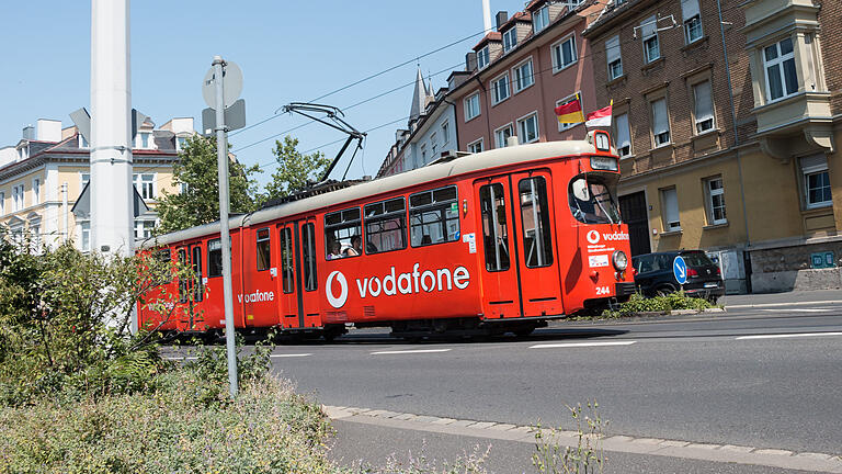 Strassenbahn Linie 1       -  Eine Strassenbahn der Linie 1 fährt am Mittwoch (19.07.17) durch die Sanderau in Würzburg.