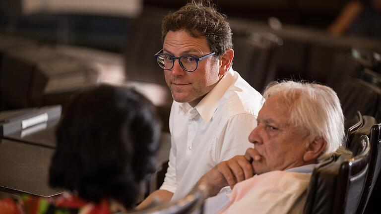 Lange Gesichter: Umweltbürgermeister Martin Heilig mit FWG-Stadtrat Josef Hofmann (rechts) und Charlotte Schloßareck (Bürgerforum) am Sonntagabend im Würzburger Ratssaal.&nbsp;