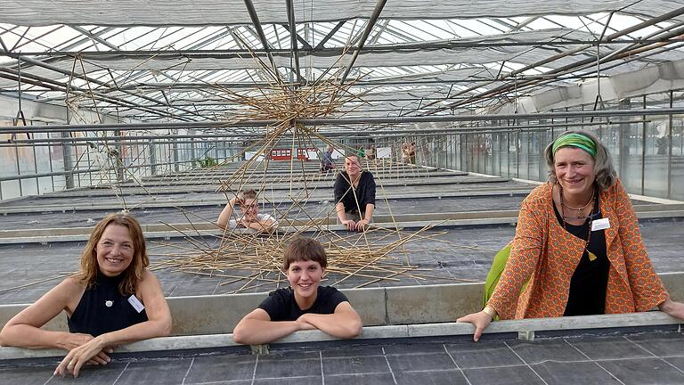 Annette Roggatz (von links), Ella Zirk und Eva Warmuth von der Berufsfachschule für Holzbildhauer in Bischofsheim sind ebenfalls in den Treibhäusern zu finden.       -  Annette Roggatz (von links), Ella Zirk und Eva Warmuth von der Berufsfachschule für Holzbildhauer in Bischofsheim sind ebenfalls in den Treibhäusern zu finden.