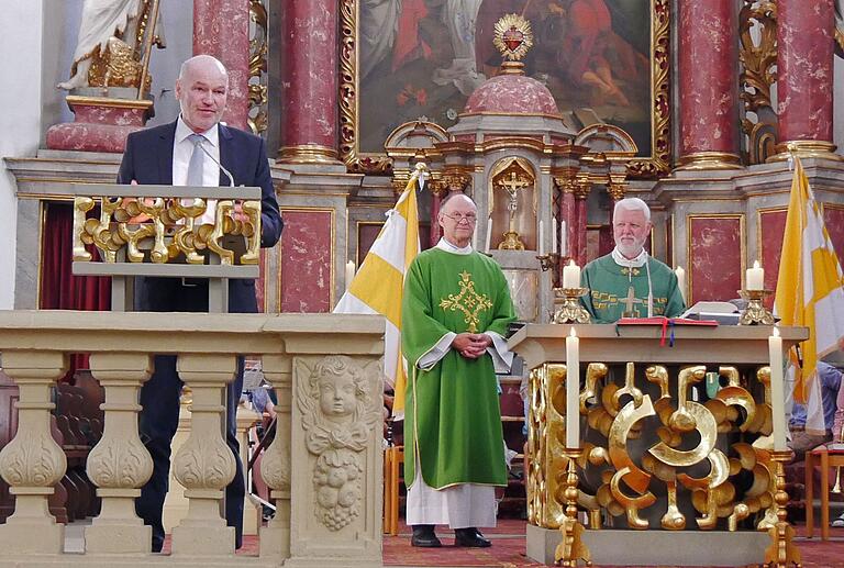 Vorstand Eberhard Nuß vom Hubertusverein Fährbrück (links) bei seiner Begrüßung von Augustinerpater Matthäus Klein (rechts) als neuen Präses des Vereins. Diakon Andreas Wohlfahrt (Mitte) ist ebenfalls Mitglied des Hubertusvereins in Waigolshausen.