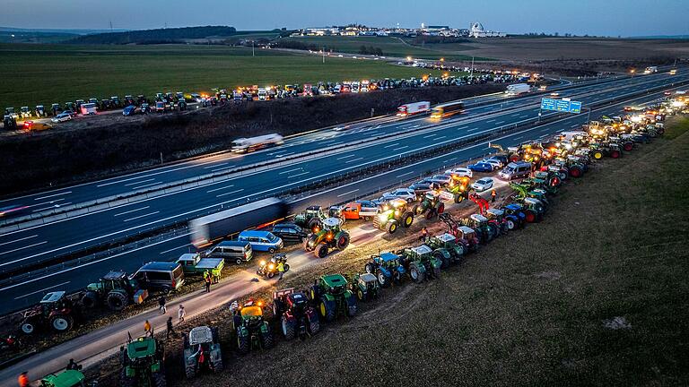 Das gab es so auch noch nie: Am Biebelrieder Autobahnkreuz versammelten sich mehrere tausend Landwirte mit ihren Traktoren, um für einen spektakulären Protest zu sorgen.