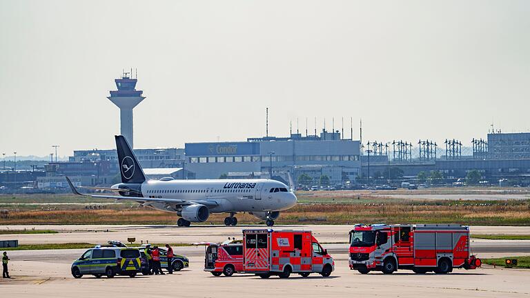 Durchsuchungen bei Letzter Generation       -  Nach einer Störaktion am Frankfurter Flughafen gibt es Durchsuchungen bei der Letzten Generation. (Archivild)