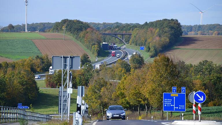 An der Autobahn A7 im Bereich der Gemeinde Wasserlosen soll eine 33 Hektar große Freiflächen-Photovoltaikanlage gebaut werden. Das Bild entstand nahe der Auffahrt bei Rütschenhausen.