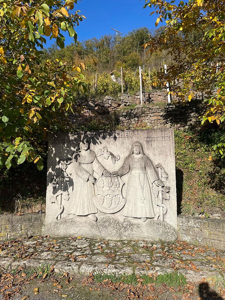 Das Denkmal in der Nähe weist schon auf die Weinbergslage 'Nonnenberg' hin. Das Denkmal in der Nähe weist schon auf die Weinbergslage 'Nonnenberg' hin.