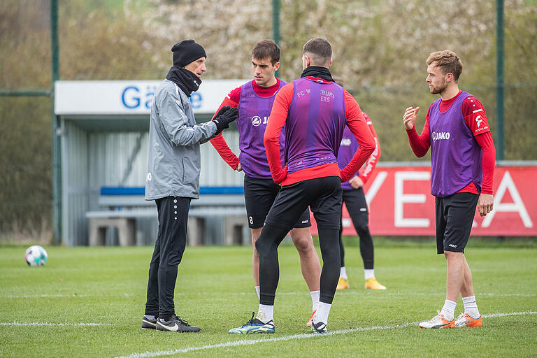 Trainingsarbeit: Ralf Santelli (links) bespricht mit Vladimir Nikolov, Marvin Pieringer und Martin Hasek seine Eindrücke.