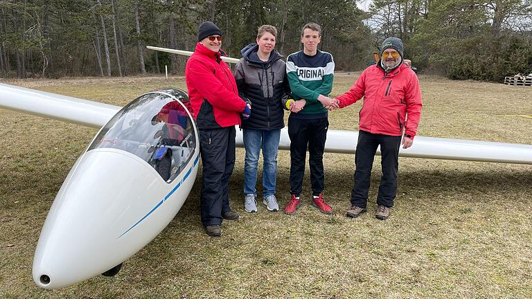 Sichtlich stolz sind die Fluglehrer Martin Bauer und Horst Ostrowski (v.l.), als sie nach bestandener Prüfung ihren ehemaligen Flugschülern gratulieren.