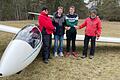 Sichtlich stolz sind die Fluglehrer Martin Bauer und Horst Ostrowski (v.l.), als sie nach bestandener Prüfung ihren ehemaligen Flugschülern gratulieren.