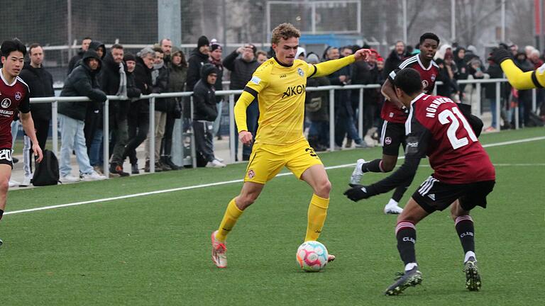 Auf dem Kunstrasen auf dem FCN-Trainingsgelände am Valznerweiher kassierten Tim Littmann (links) und die Würzburger Kickers die dritte Testspiel-Niederlage in Serie. Auf dem Kunstrasen auf dem FCN-Trainingsgelände am Valznerweiher kassierten Tim Littmann (links) und die Würzburger Kickers die dritte Testspiel-Niederlage in Serie.