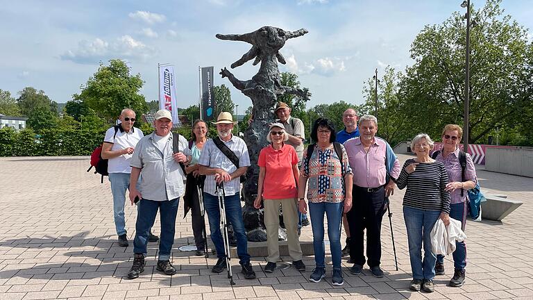 Die Wandergruppe vor der Schneewittchen-Skulptur.