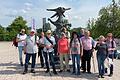 Die Wandergruppe vor der Schneewittchen-Skulptur.