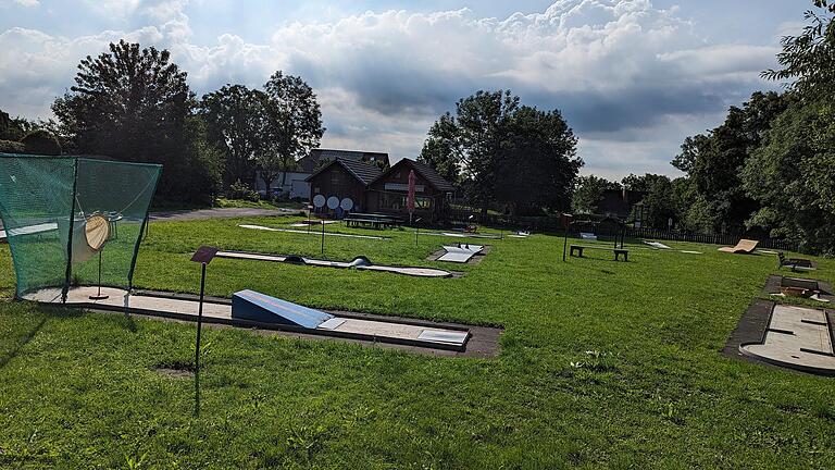 Die 18 Bahnen der Oberelsbacher Minigolfanlage sind vor allem bei Familien als Freizeitbeschäftigung beliebt.