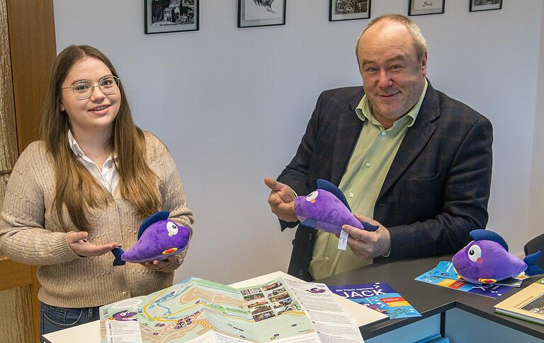 Bürgermeister Sven Nickel und Christin Schlöder (Stadtverwaltung Öffentlichkeitsarbeit) präsentieren 'Ein Fisch namen Jack', das neue Maskotten, das Kindern im Rahmen des Tourismuskonzepts die Sehenswürdigkeiten und Spielmöglichkeiten in der Stadt Rieneck näher bringen soll. Bürgermeister Sven Nickel und Christin Schlöder (Stadtverwaltung Öffentlichkeitsarbeit) präsentieren 'Ein Fisch namen Jack', das neue Maskotten, das Kindern im Rahmen des Tourismuskonzepts die Sehenswürdigkeiten und Spielmöglichkeiten in der Stadt Rieneck näher bringen soll.