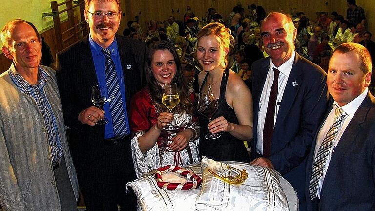 Einen Abend voller Emotionen erlebten (von links) Bürgermeister Siegfried Ständecke, Weinbauvereins-Vorsitzender Martin Pfrang, Eva-Maria Schmitt, Ann-Kathrin Lutz, Weinbaupräsident Arthur Steinmann und Marco Barth (stellvertretender Vorsitzender des Weinbauvereins).
