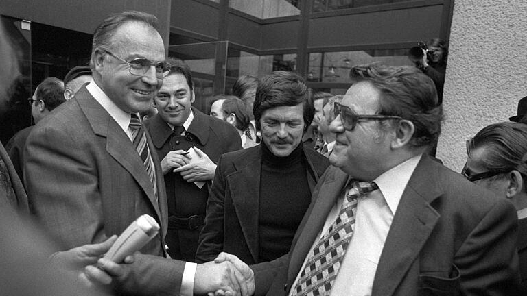 Vor 30 Jahren starb Franz Josef Strauß - Die damaligen Parteivorsitzenden Helmut Kohl (CDU, links) und Franz Josef Strauß (CSU) verabschieden sich nach ihrem Spitzengespräch über den Unionsstreit. Die CSU hatte am 19.11.1976 auf ihrer Klausurtagung in Wildbad Kreuth beschlossen, die seit 1949 bestehende Fraktionsgemeinschaft mit der CDU nicht mehr fortzusetzen. Vor 30 Jahren starb Franz Josef Strauß - Die damaligen Parteivorsitzenden Helmut Kohl (CDU, links) und Franz Josef Strauß (CSU) verabschieden sich nach ihrem Spitzengespräch über den Unionsstreit. Die CSU hatte am 19.11.1976 auf ihrer Klausurtagung in Wildbad Kreuth beschlossen, die seit 1949 bestehende Fraktionsgemeinschaft mit der CDU nicht mehr fortzusetzen.