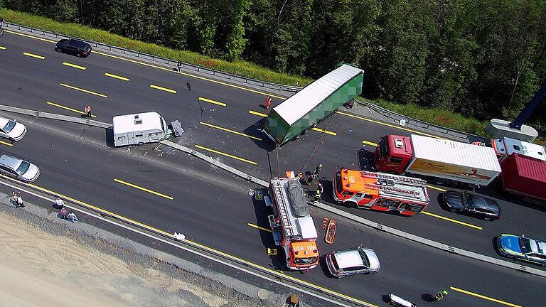 Am Dienstagvormittag ereigente sich auf der A 3 bei Randersacker ein Unfall mit vier teils schwer verletzten Personen.