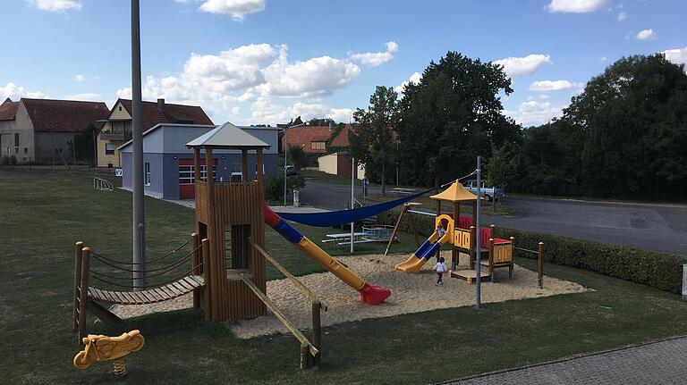 Klein, aber fein ist der Spielplatz in Laub. Wer genug vom Sand hat, kann auf der Wiese rennen oder Ball spielen. Klein, aber fein ist der Spielplatz in Laub. Wer genug vom Sand hat, kann auf der Wiese rennen oder Ball spielen.