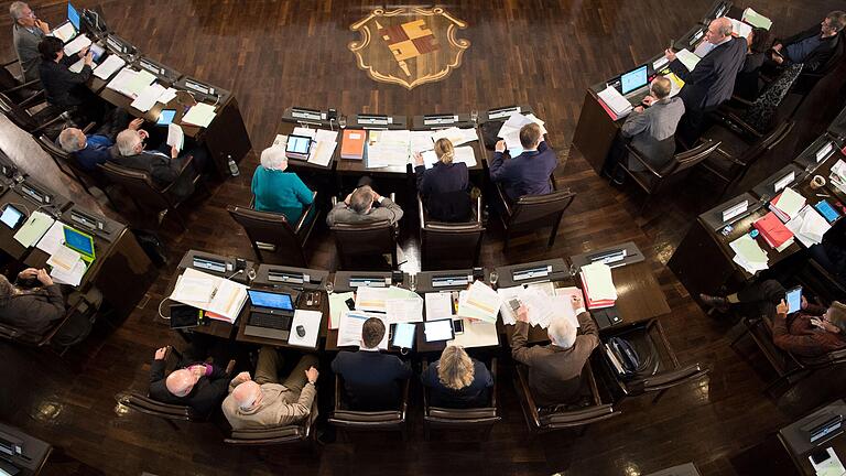 Zehn Parteien und Gruppierungen teilen sich derzeit die 50 Sitze im Würzburger Stadtrat&nbsp;