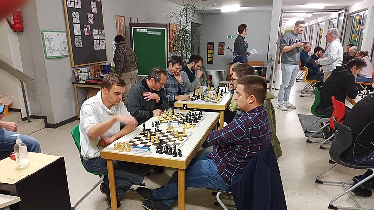 In einer schönen, gemütliche Atmosphäre treten die Spieler(innen) beim Thereser Schachpokal gegeneinander an. Im Vordergrund steht das „Miteinander-Spielen“ und nicht das „Unbedingt-Gewinnen-Wollen“. Das Bild zeigt im Vordergrund Florian Appel aus Untertheres (links) und Manuel Wondra aus Obertheres.