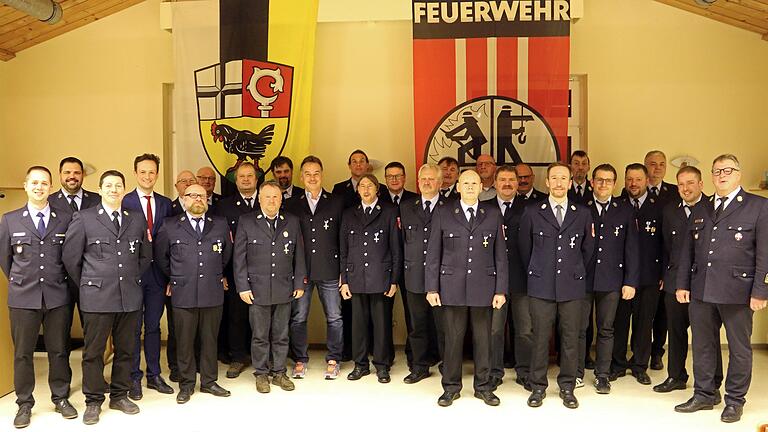 28 Feuerwehrleute der Gemeinde Üchtelhausen erhielten für 25 beziehungsweise 40 Jahren Engagement in der Freiwilligen Feuerwehr das Staatliche Ehrenzeichen.