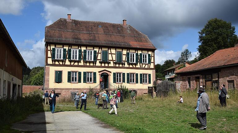 Ein 'Eichenzentrum' im baufälligen Hofgut Erlenfurt im Hafenlohrtal ist nun endgültig vom Tisch. Was aus dem denkmalgeschützten Anwesen in Staatsbesitz nun werden soll, bleibt zunächst offen.&nbsp;