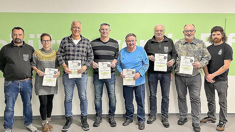 Ehrungen: 1. Schützenmeister Alexander Porkristl (von links), Silke Porkristl (25 Jahre), Michael Wahler (15 Jahre) Rudolf Herrmann, Georg Porkristl, Klaus Wagner (alle 40 Jahre) und 3. Sportleiter Robert Freund - Ehrungen: 1. Schützenmeister Alexander Porkristl (von links), Silke Porkristl (25 Jahre), Michael Wahler (15 Jahre) Rudolf Herrmann, Georg Porkristl, Klaus Wagner (alle 40 Jahre) und 3. Sportleiter Robert Freund Ehrungen: 1. Schützenmeister Alexander Porkristl (von links), Silke Porkristl (25 Jahre), Michael Wahler (15 Jahre) Rudolf Herrmann, Georg Porkristl, Klaus Wagner (alle 40 Jahre) und 3. Sportleiter Robert Freund - Ehrungen: 1. Schützenmeister Alexander Porkristl (von links), Silke Porkristl (25 Jahre), Michael Wahler (15 Jahre) Rudolf Herrmann, Georg Porkristl, Klaus Wagner (alle 40 Jahre) und 3. Sportleiter Robert Freund